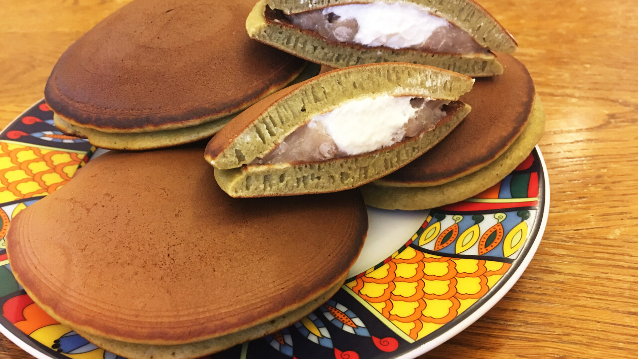 Matcha dorayaki babpürével és tejszínhabbal