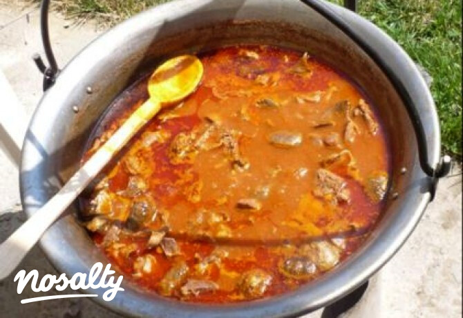 Jászsági birkapörkölt bográcsban