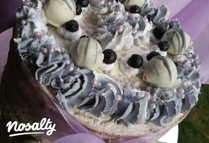Áfonyás-fehércsokis torta