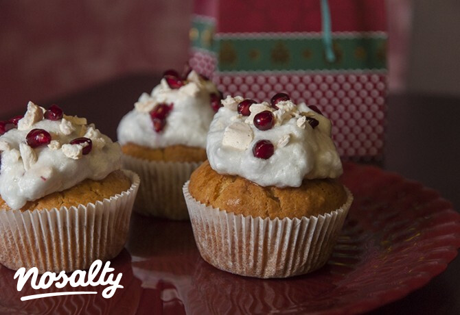 Marcipános muffin gránátalmás habbal