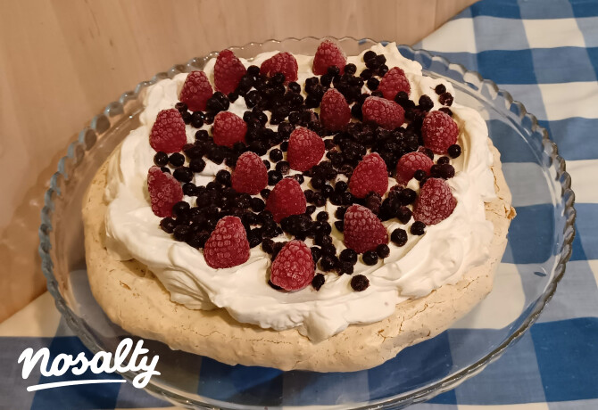Kókuszos Pavlova-torta áfonyával és málnával