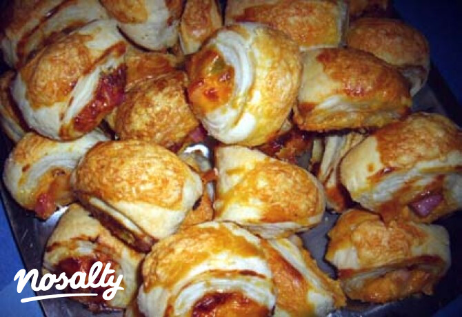 Sajtkrémmel-baconnel töltött falatok