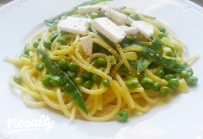 Currys spagetti borsóval és fetával
