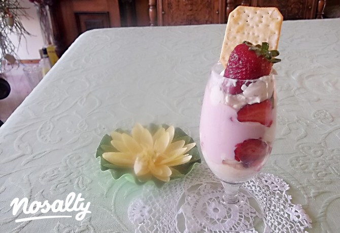 Mascarponés eperjoghurtos krém eperrel