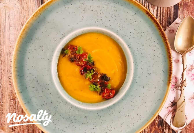 Édesburgonya-krémleves chilis sült paradicsommal