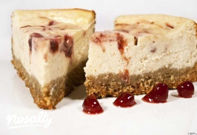Sajttorta áfonyalekvárral