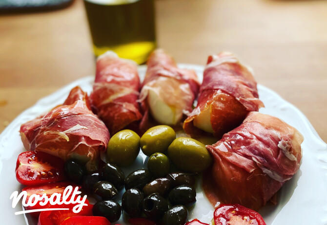Prosciutto bivalymozzarellával