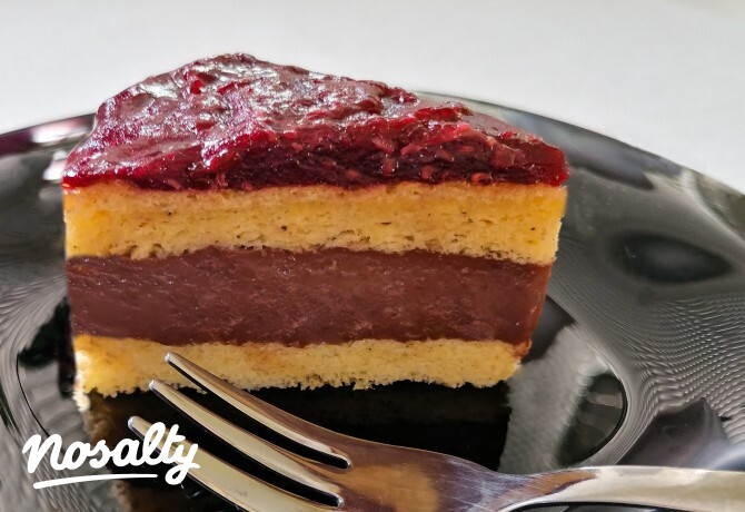 Málnazselével borított, csokipudingos torta