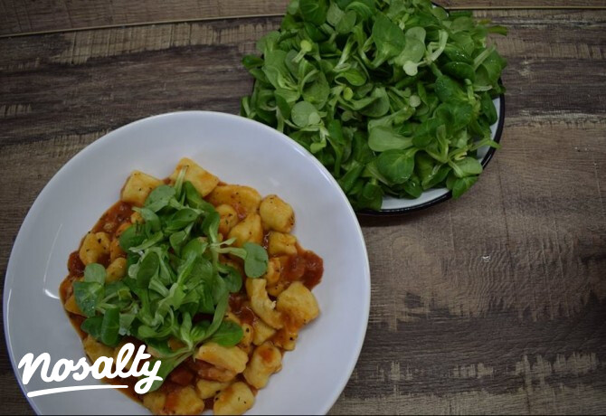 Paradicsomos gnocchi madársalátával