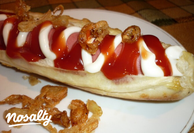 Csípős hotdog pirított hagymával