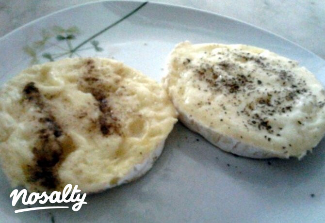 Camembert mikrohullámú sütőben sütve