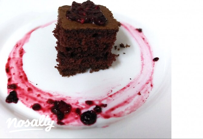 Brownie erdeigyümölcsös-öntettel