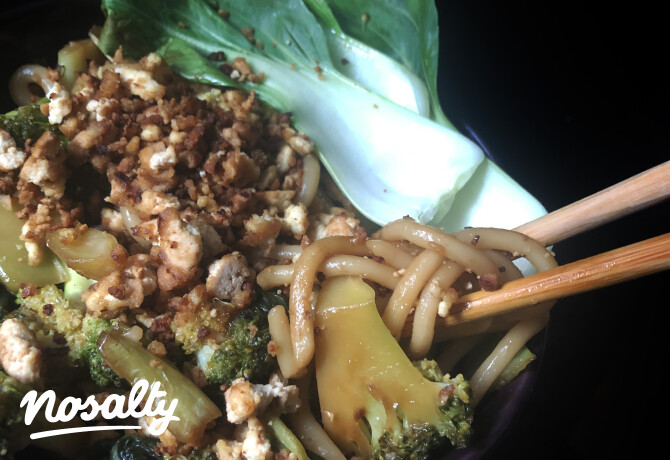 Udon tészta bok choy-jal és brokkolival