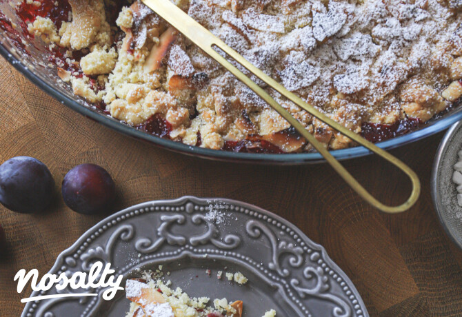 Kókuszos–szilvás crumble