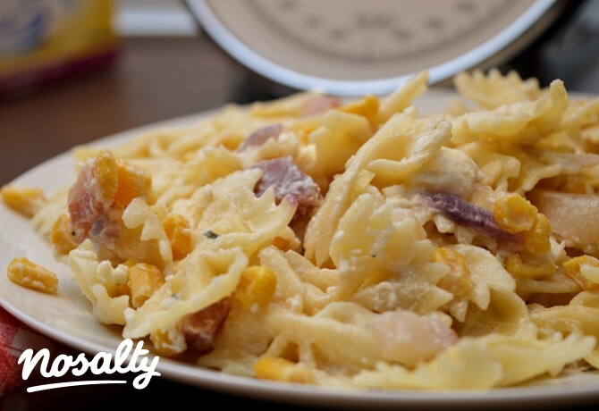 Lilahagymás-kukoricás farfalle