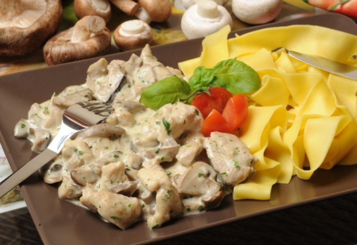 Csirkemell tejszínes gombás szósszal-image