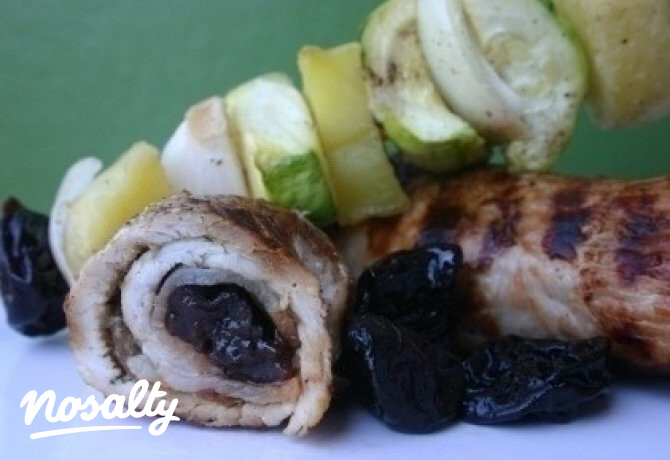 Aszalt szilvás grillezett pulykatekercs