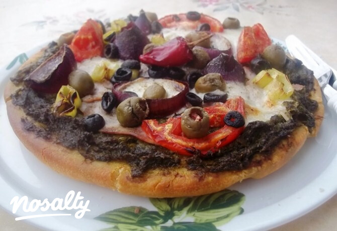 Zöld pestos pizza sonkával és mozzarellával