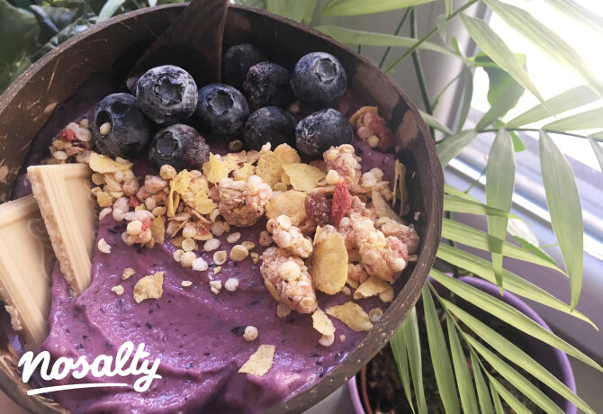 Áfonyás-banános smoothie tál