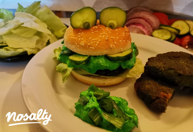 Békaburger spenótpogácsával és krémes zöld szósszal