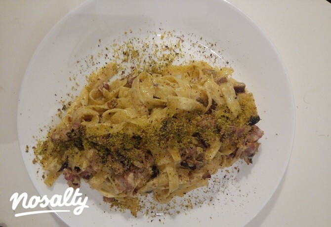 Szicíliai tészta baconnel és pisztáciával