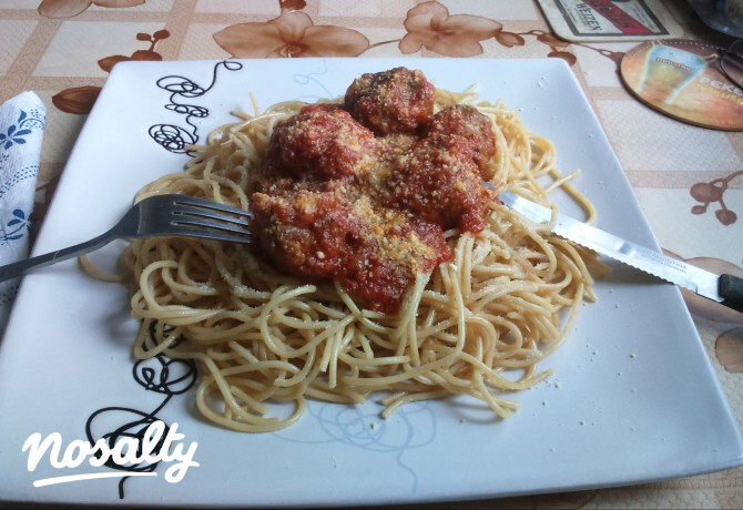 Spagetti paradicsomos húsgombóccal
