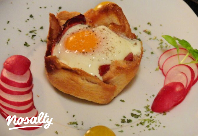 Toast kenyér-muffin tojással