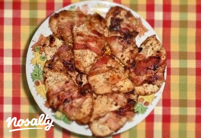Baconös sült csirkemell párolt zöldségkörettel