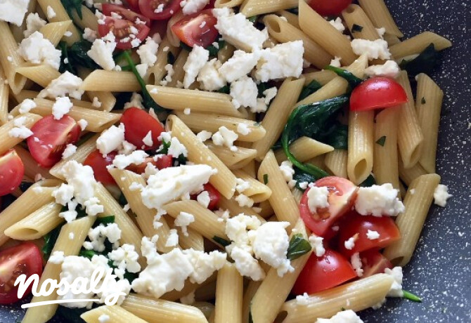Penne bébispenóttal és koktélparadicsommal