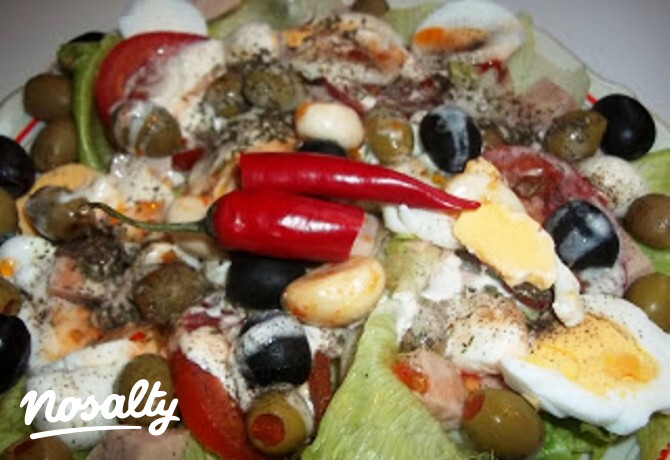 Mediterrán saláta tojással mozzarellával