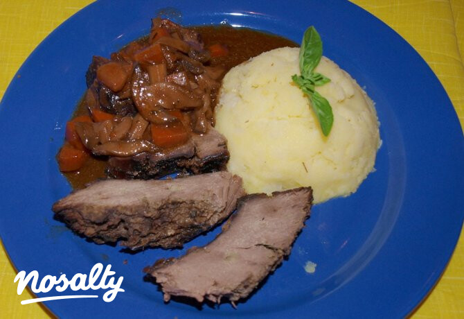 Zöldségekkel sült pácolt őzgerinc