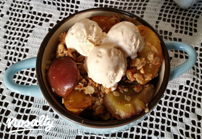 Mogyoróvajas szilvás-barackos crumble