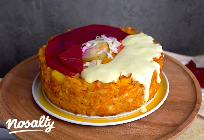 Krumplistészta-torta krumplipüréhabbal és savanyúsággal