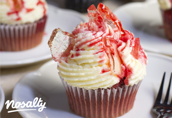Vérfagyasztó red velvet muffinok ehető üvegszilánkokkal