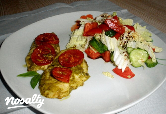 Pesto-s csirke salátával