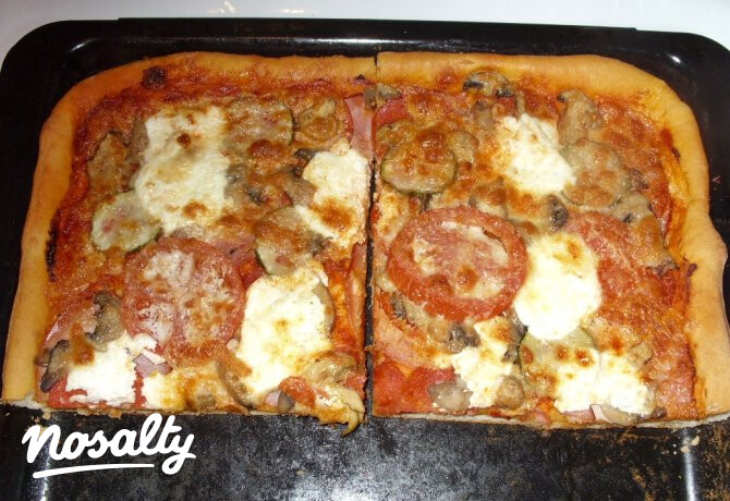 Házi sonkás-szalámis-gombás pizza