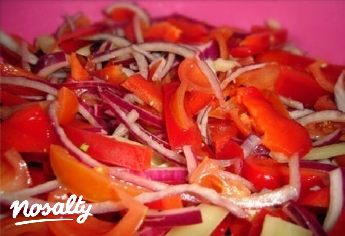 Hagymás paprika-paradicsom saláta