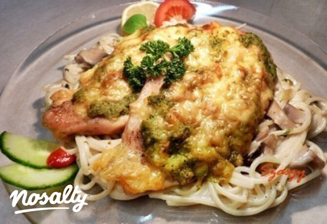 Sajtos-brokkoli alatt sült csirke, gombás spagettivel