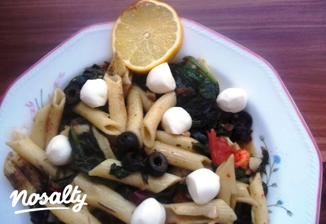 Penne baconnal, spenóttal és mozzarellával
