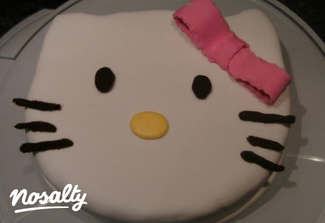 Gesztenyés Hello Kitty torta