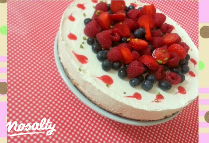 Tejszínes sajttorta erdei gyümölccsel