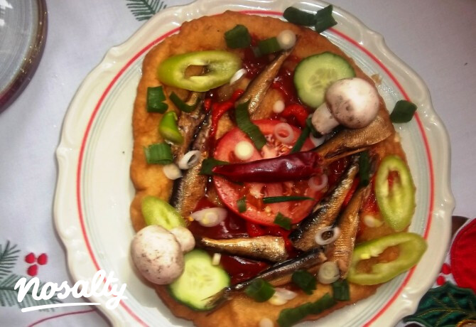 Lángos füstölt sprotnival és zöldségekkel