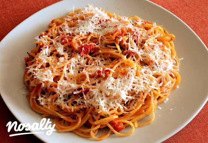 Pórés-fokhagymás spagetti paradicsommal