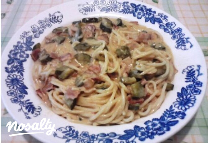 Baconös-kovászos uborkás spagetti