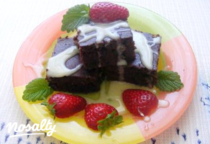 Fehér csokiöntetes brownie