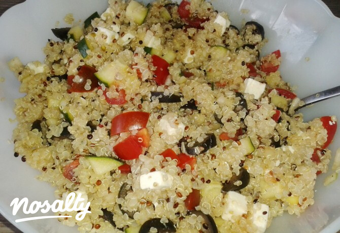 Mediterrán quinoa saláta