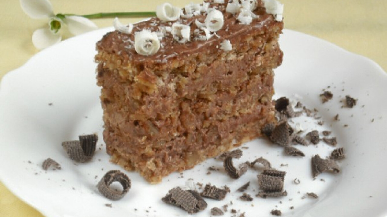 Kőfal szelet ahogy Piroska készíti