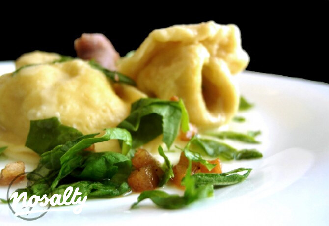 Fokhagymás-vajas tortellini csirkével töltve