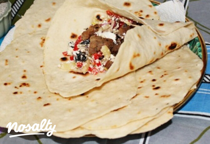 Tortilla csirkével és salátával töltve