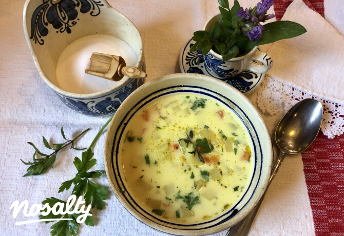 Zöldfűszeres karalábéleves